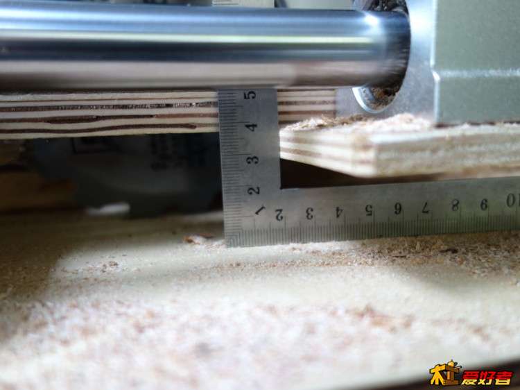 用直線光軸做的導(dǎo)軌鋸